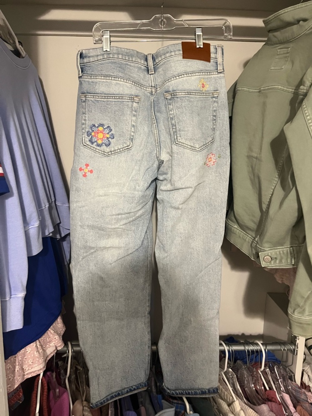 Lucky Brand Women’s embroidered floral mid rise boy jeans light blue denim - Picture 3 of 3